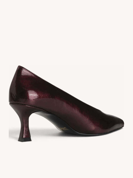 Bordeauxfarbene Pumps aus Lackleder mit Kitten-Heel-Absatz und spitzer Zehenpartie