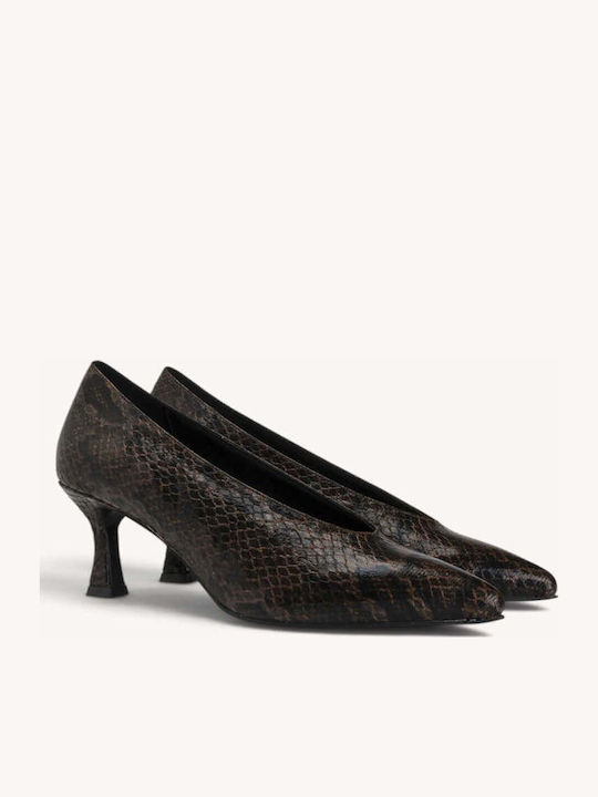 Braune Pumps mit Schlangenprint und kleinem Pfennigabsatz, spitze Zehenpartie