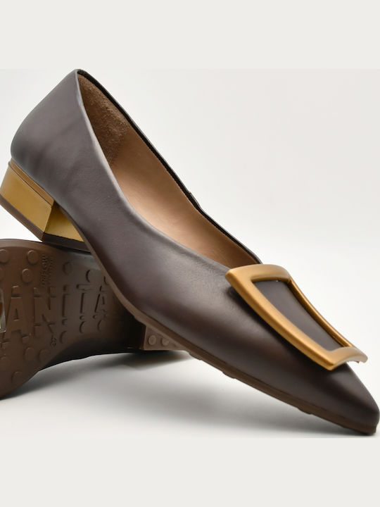 Braune Pumps aus Leder mit spitzer Zehenpartie
