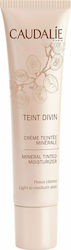 Caudalie Teint Divin Moisturizing & Blemishes Day Tinted Medium to Light Light Cream Suitable for All Skin Types with Υαλουρονικό οξύ 30ml