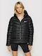 Nike Sportswear Κοντό Γυναικείο Puffer Μπουφάν Αντιανεμικό για Χειμώνα Μαύρο
