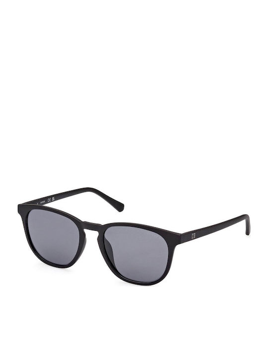 Guess Women's Sunglasses with Black Plastic Fra...