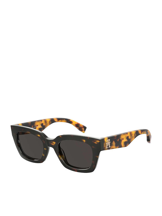 Tommy Hilfiger Women's Sunglasses with Brown Ta...