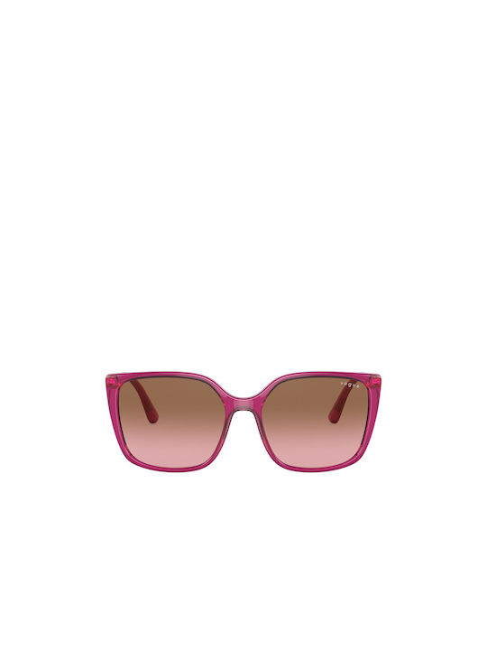 Vogue Γυναικεία Γυαλιά Ηλίου με Ροζ Κοκκάλινο Σκελετό και Καφέ Ντεγκραντέ Φακό VO5353S 298714