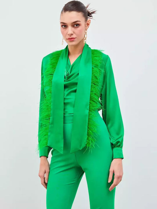 Grüne elegante Satinbluse mit Schal Federn