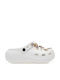 Weiße Clogs mit goldener Zierkette