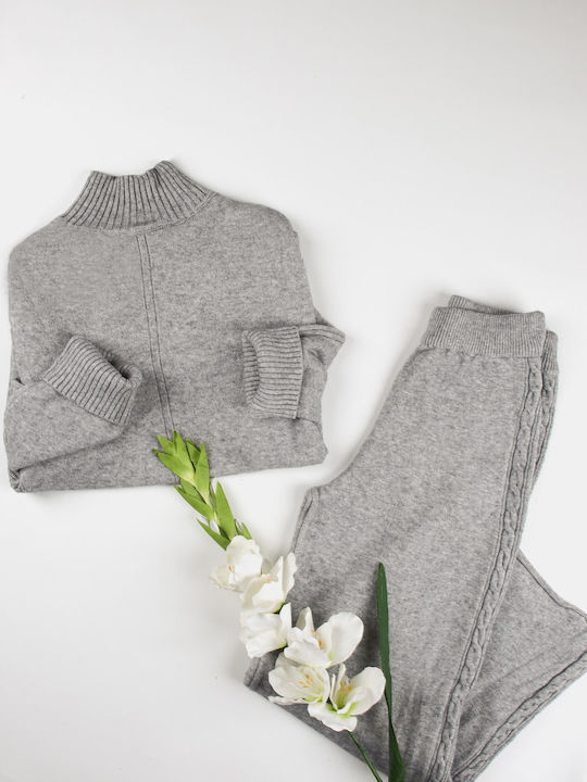 Gestricktes Set Rollkragenpullover und Hose Grau