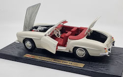 Maisto Mercedes-Benz Modeling Figure Car White in Scale 1:18 Maisto Mercedes-Benz Modeling Figure Car White in Scale 1:18