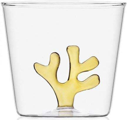 Glas Wasser aus Glas in Gelb Farbe