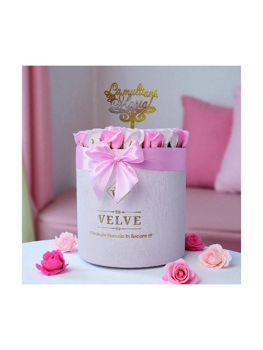 Aranjament Floral Radiance În Cutie Rotundă Albă 25 Trandafiri Săpun „La Mulți Ani Maria!” Decor Roz-Alb