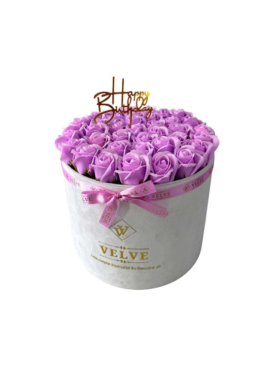 Aranjament Floral Majestic Liliac Trandafiri Săpun În Cutie Catifea Albă Mesaj „La Mulți Ani”