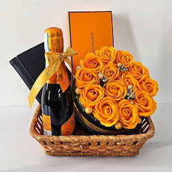 Coș Boo Aranjament Floral Portocaliu Trandafiri Săpun Stamine Portofel Din Piele Naturală Negru Sticlă Mionetto Prosecco 200ml
