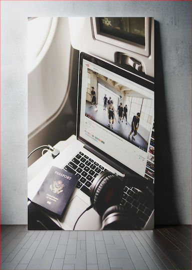 Πίνακας Watching Dance Video On Laptop During Travel Παρακολούθηση Βίντεο Χορού Φορητό Υπολογιστή Κατά Τη Διάρκεια Του Ταξιδιού 100x150