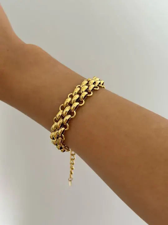 Chunky Hand Chain Made of Gold Plated Stainless Steel