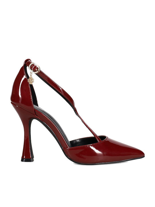Pumps aus Lackleder mit Riemen Burgundisch
