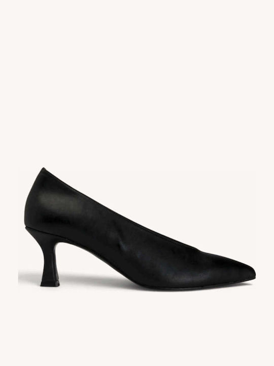 Schwarze Matte Pumps mit Kitten-Heel und spitzer Zehenpartie
